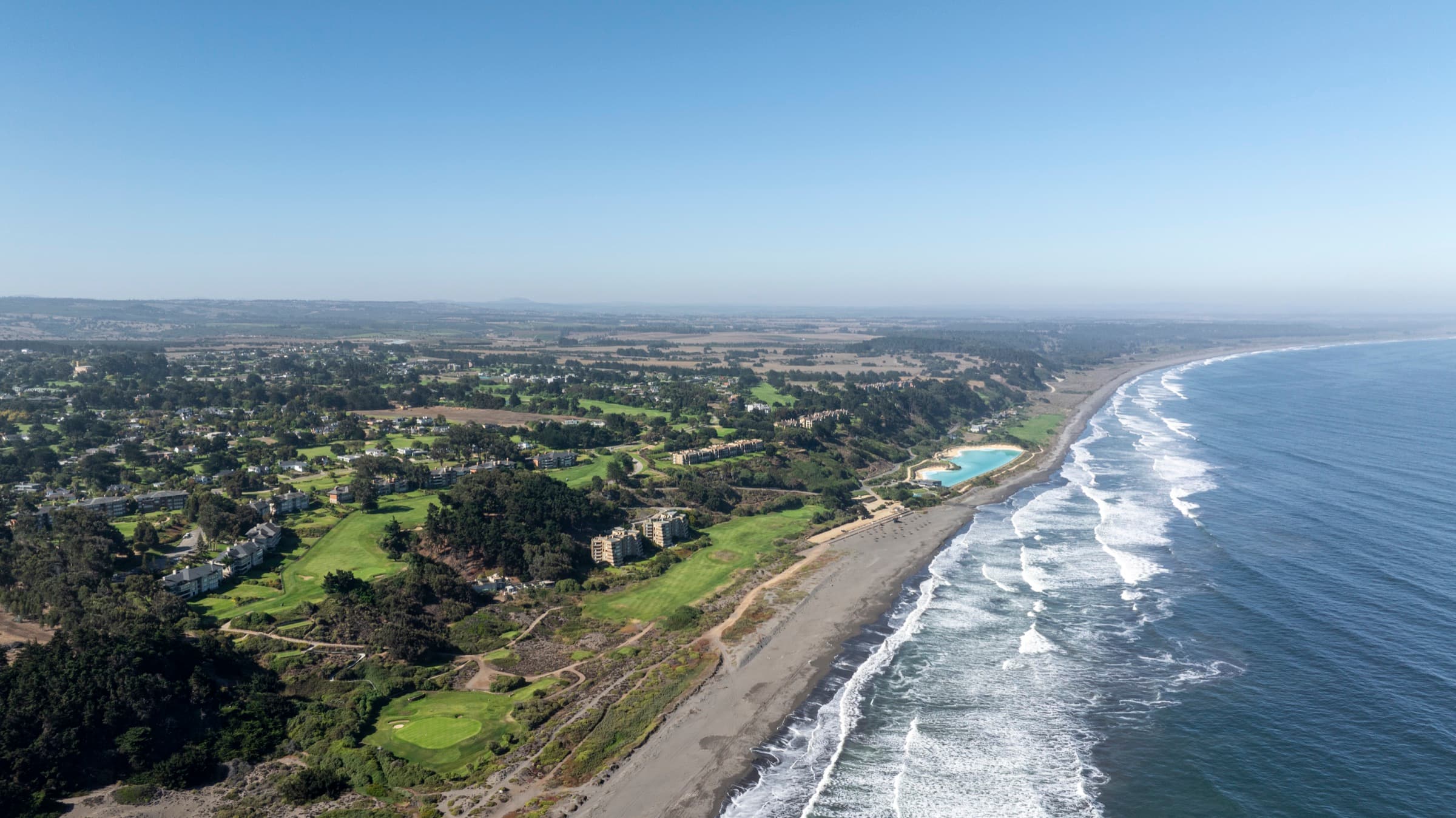 Vista aérea de la costa y el condominio Las Brisas de Santo Domingo